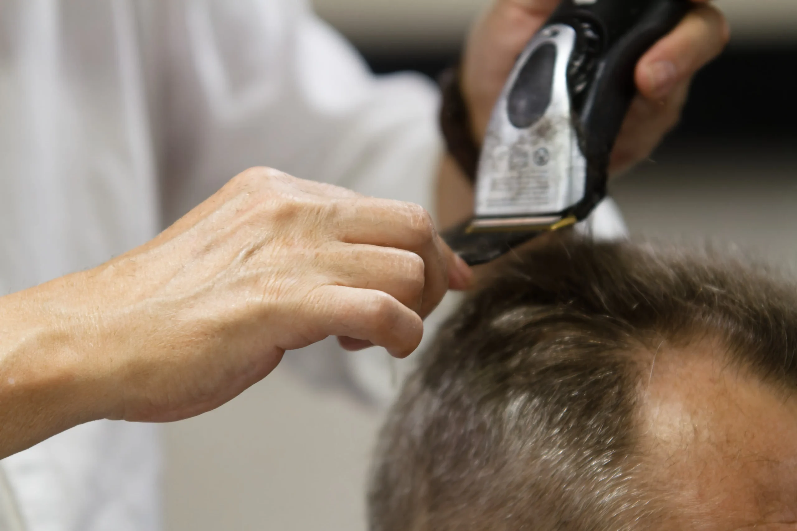 Coupe masculine fait à la tondeuse chez Arsene coiffure