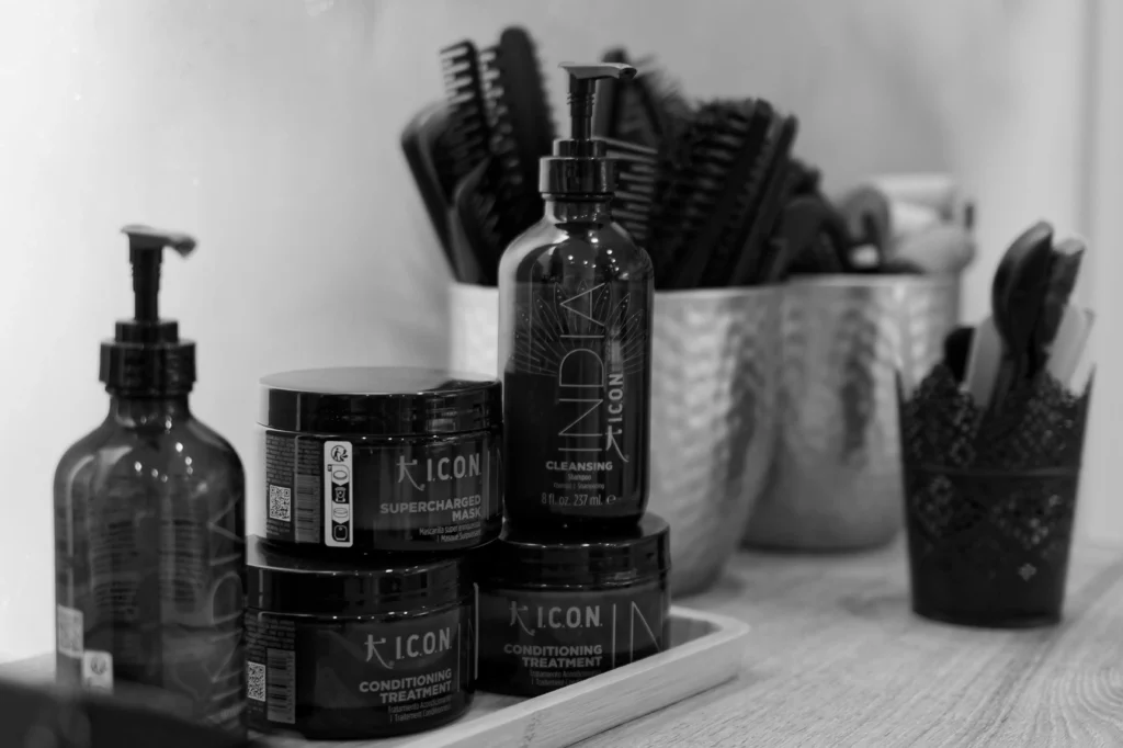 Photo des produits utilisés dans le salon de coiffure Arsene et qui sont de la marque I.C.O.N