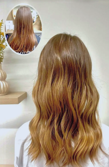 tie and die, mèche, ombre et air couleur noisette effectué par un professionnel de la coiffure sans casser le cheveux, avec des produits naturels